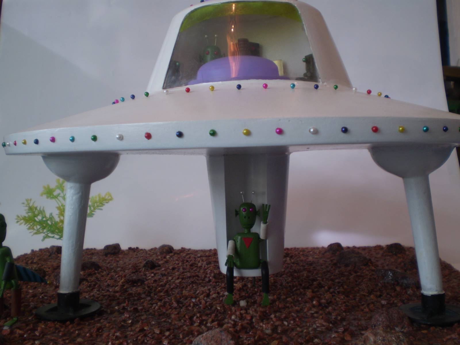 Летающая тарелка ко дню космонавтики. Летающая тарелка поделка. Космическая тарелка поделка. Космический корабль поделка. Космические поделки для детского сада.